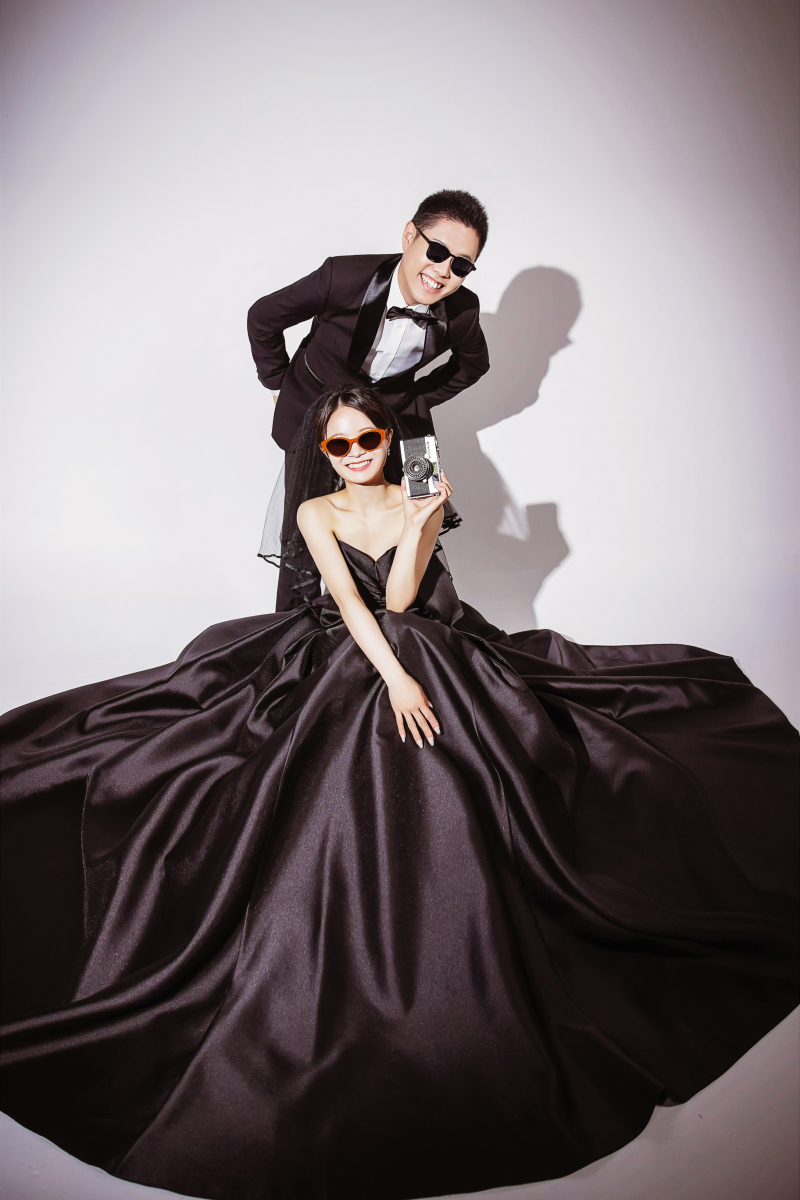 ブラックドレス×サングラス