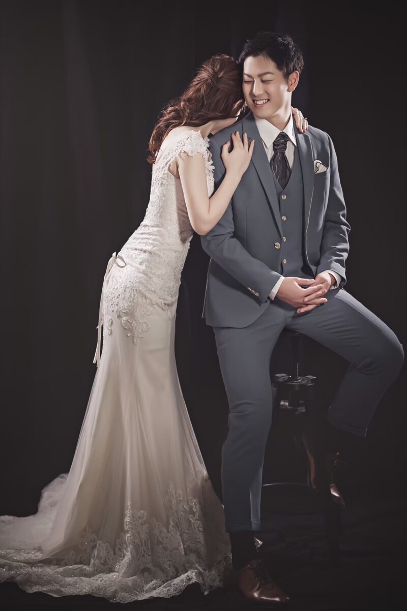 新郎様に隠れる新婦様