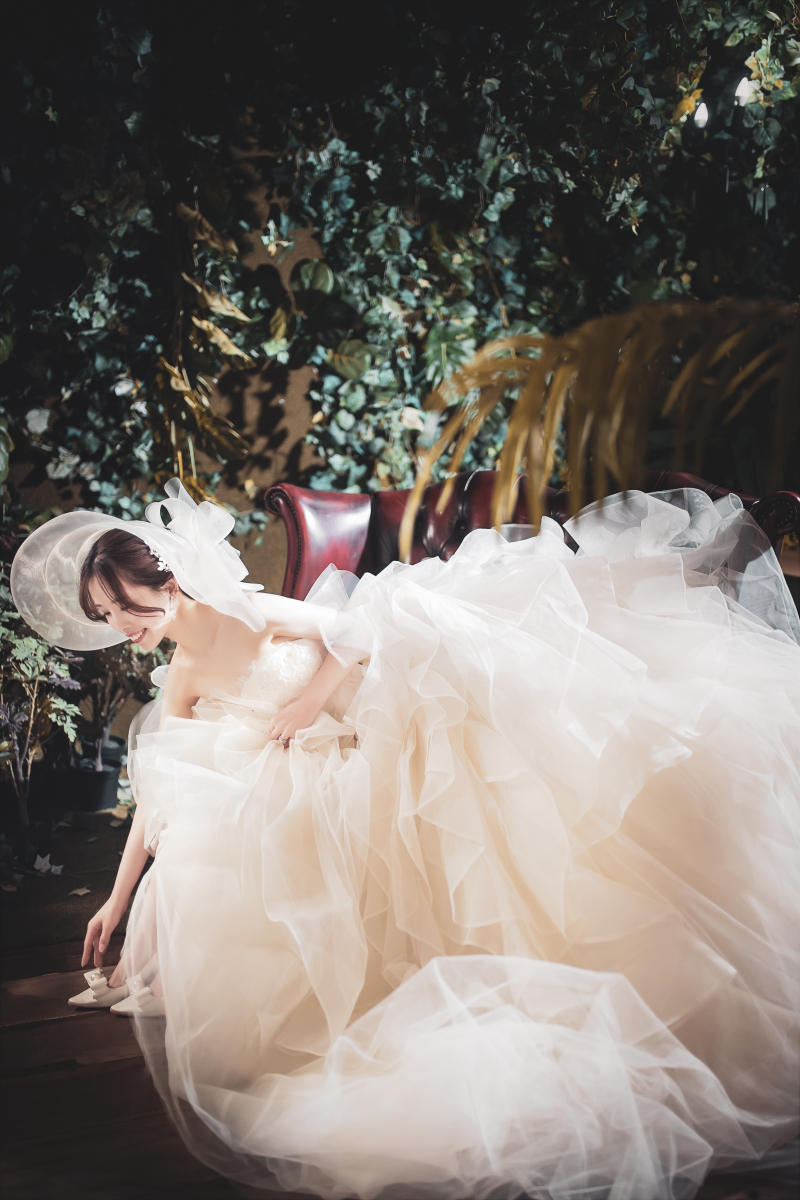 緑の中に映える白いドレス