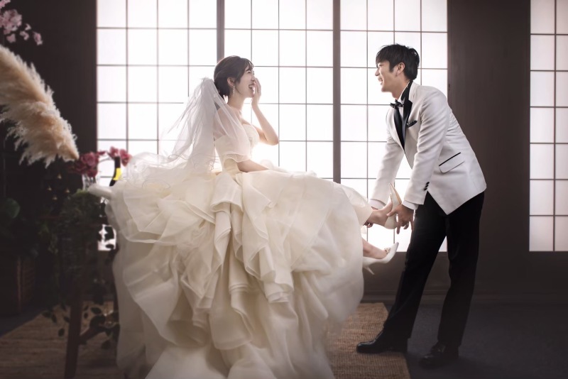 新婦様の靴を履かせてあげるシーン