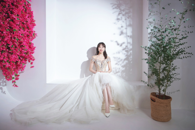 ドレスを広げて座って♡