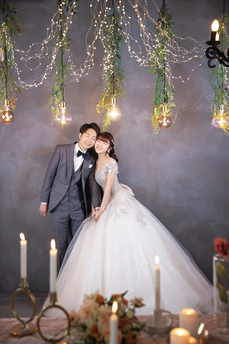 ペンダントライトの下で