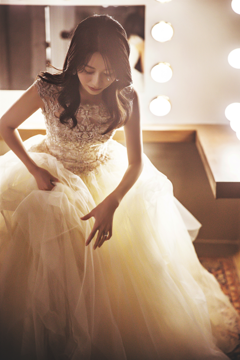 ドレスを持って移動中のご新婦様♬