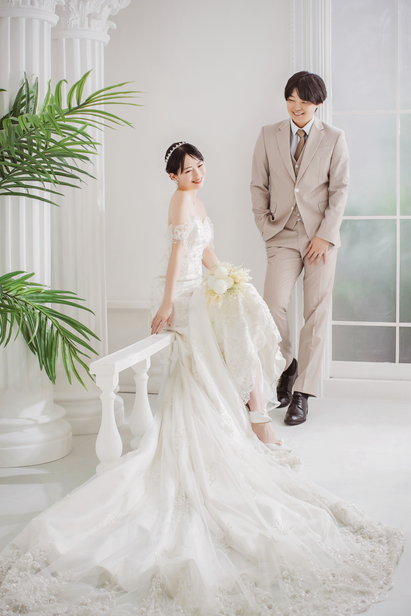 肩を少しすくめて