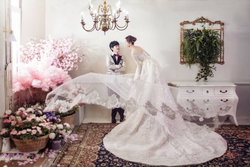 ベールを大きくなびかせて