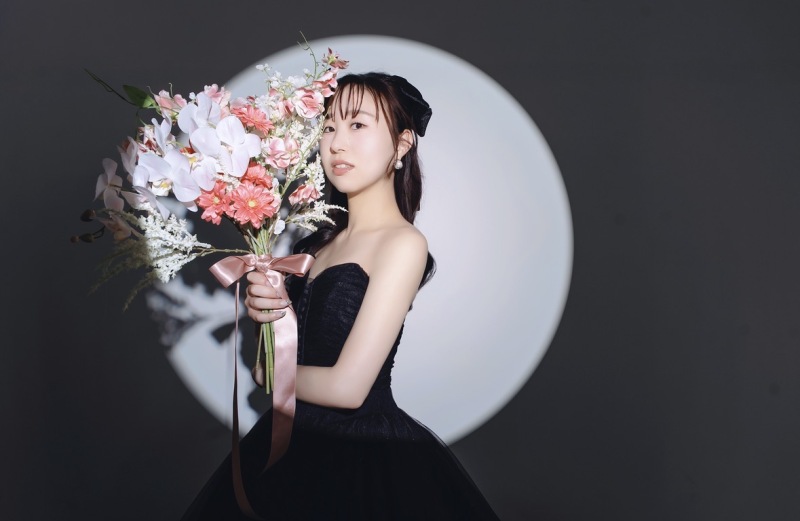 花束が映えるモードな姿