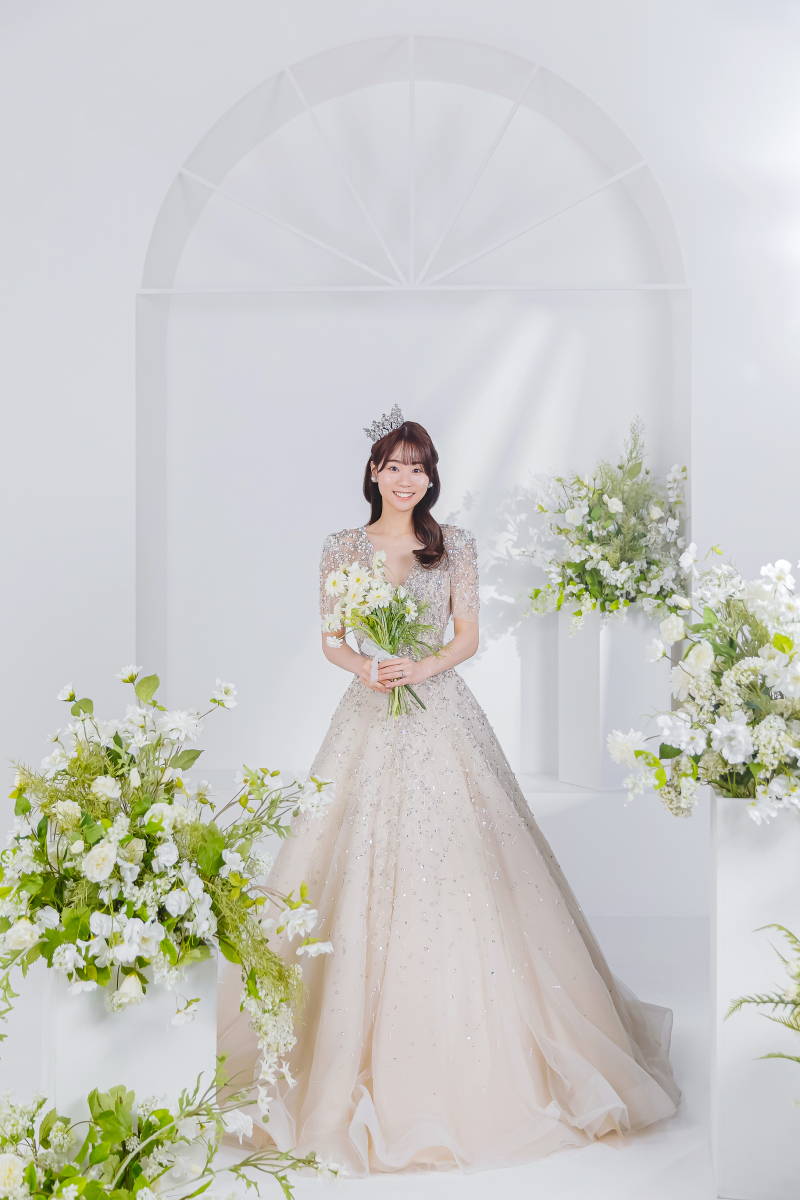 大きなアーチの前で