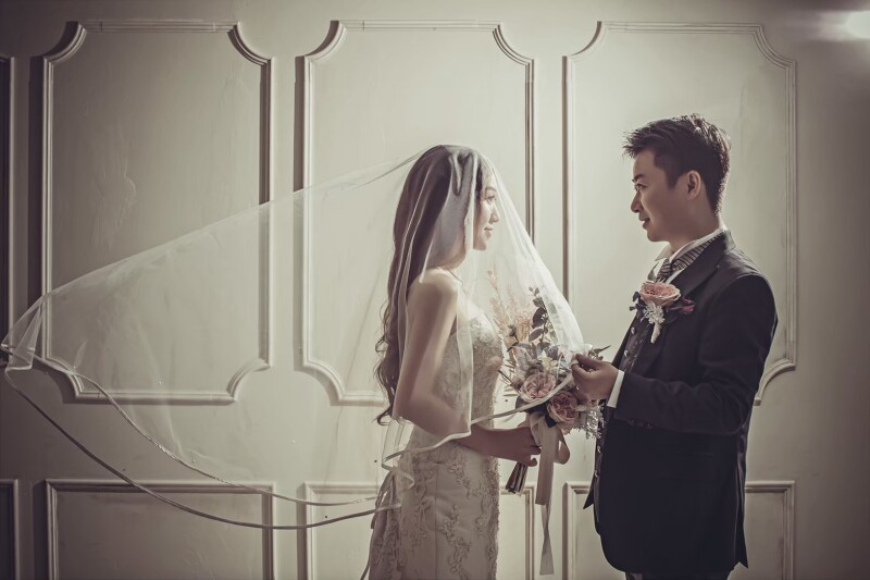 新郎様がベールを持って