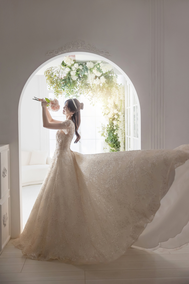 アーチでご新婦様ソロショット