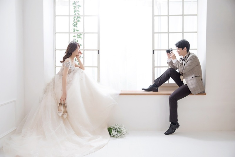 窓辺に寄りかかって