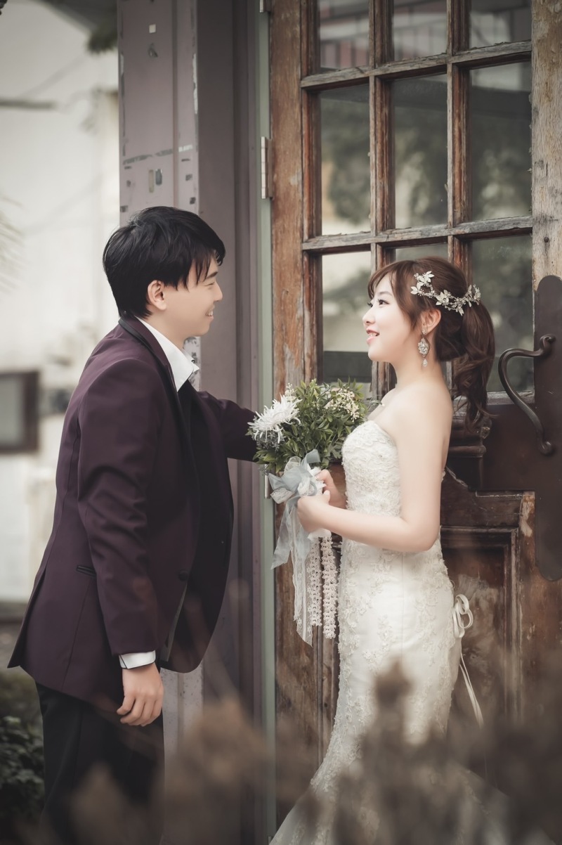 玄関前で見つめあって