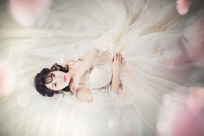 ふわふわドレスで寝転びカット
