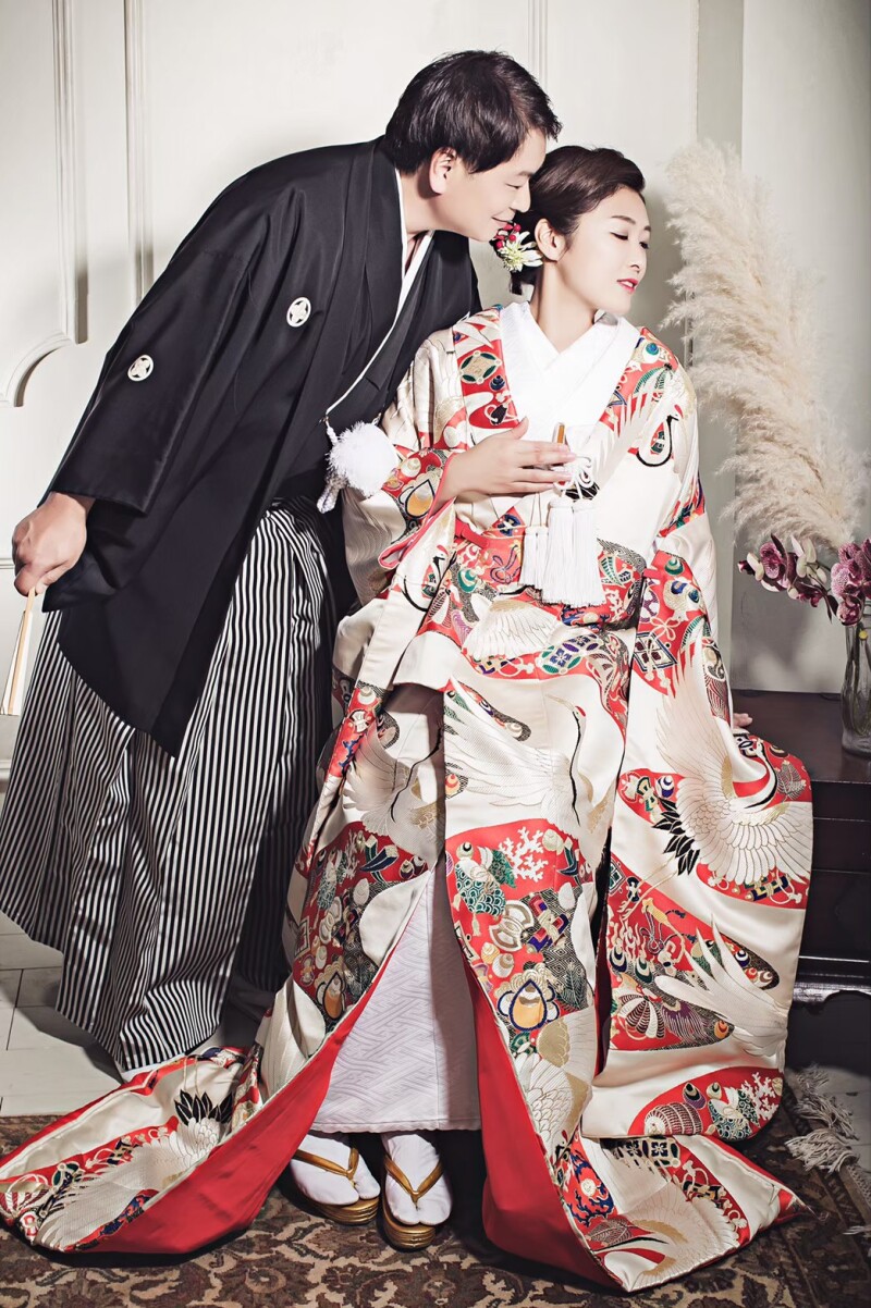 新婦様に近づく新郎様