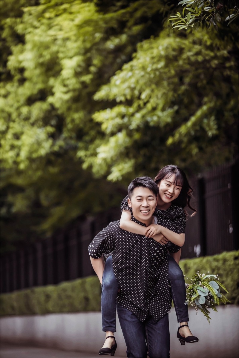 新婦様をおんぶして♡