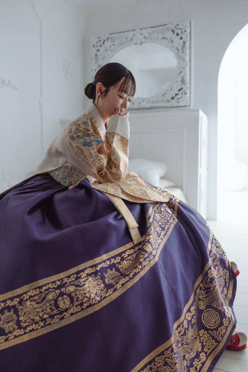 ベッドに腰かけたショット♪