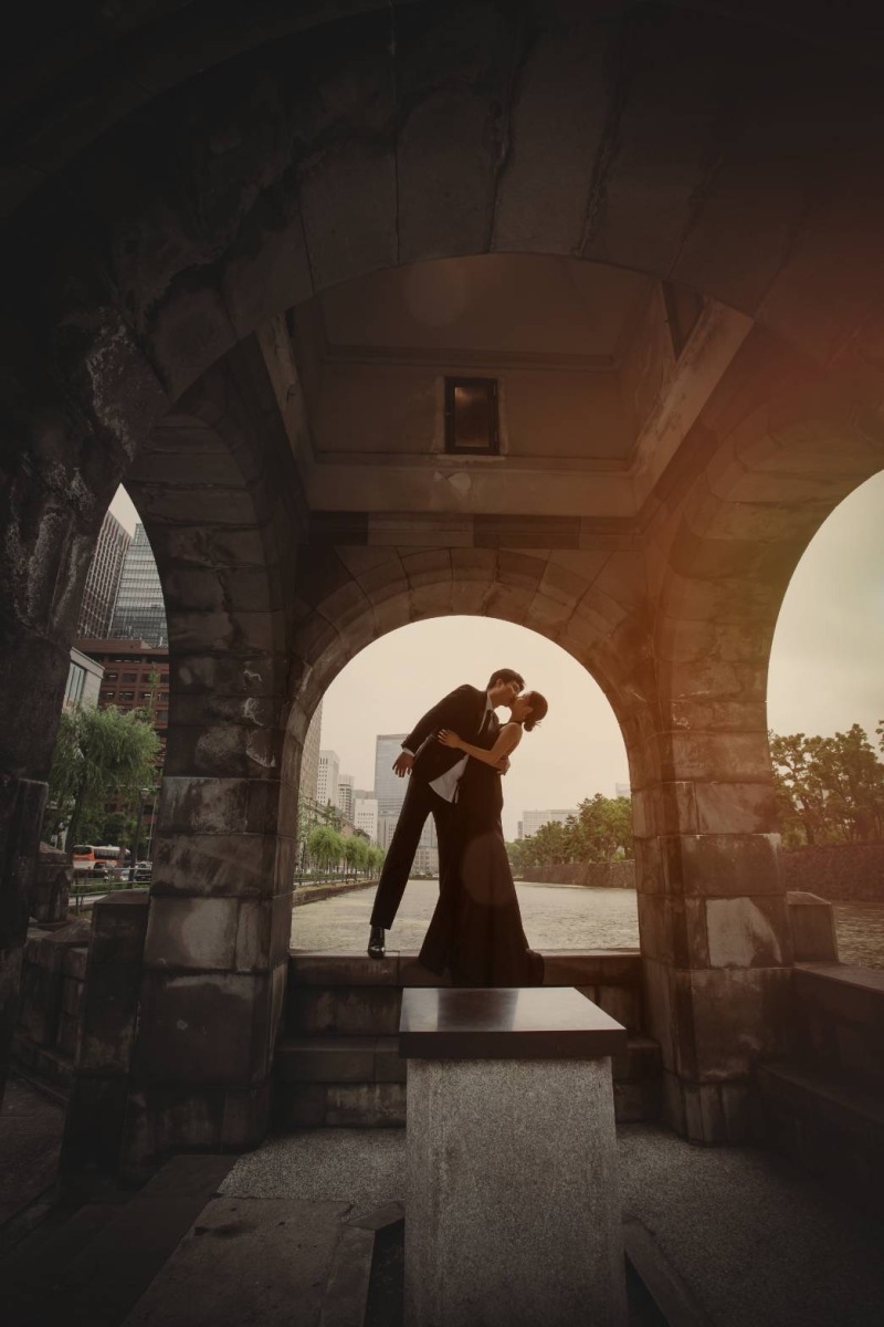 黒スレンダードレスでかっこいい東京駅に。