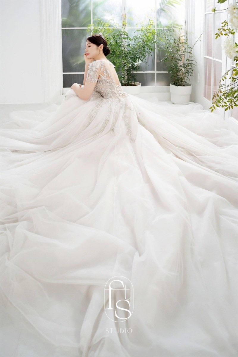 ドレスを大きく広げた座ったショット