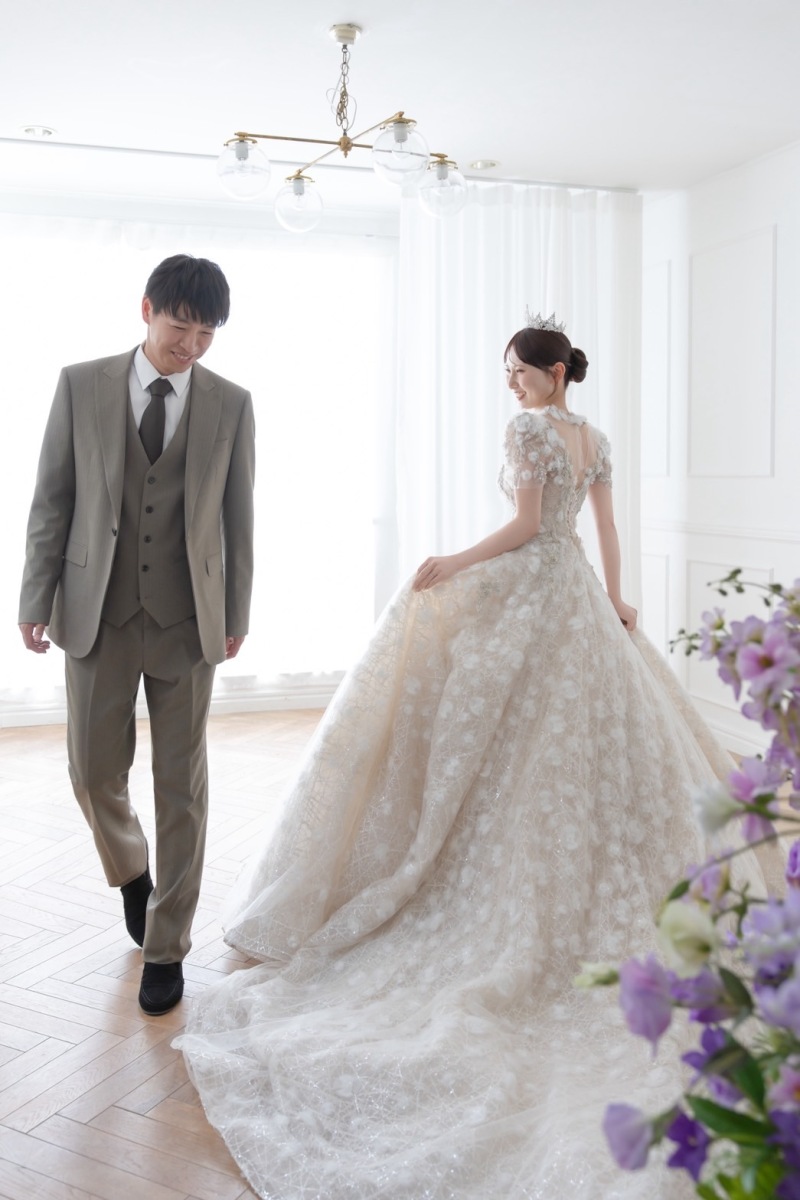 New シエルスタジオ２階
窓から入る日差しが美しい、２階はカーテンが２重にあることで、より柔らかな日差しになりお肌を自然とトーンアップしてくれます。
どんなドレスにも合うスタジです。