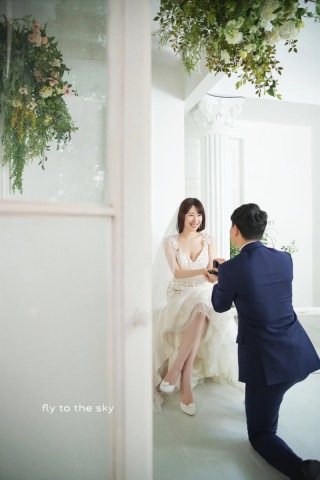 プロポーズシーンを、ご新婦様の表情だけ見えるように撮影！メインカメラマンは、お二人の横顔が見えるように撮影しております♪