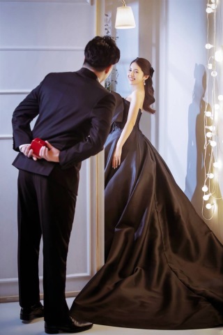 ご新郎様が指輪BOXを持って覗きこんでいる可愛い写真♪