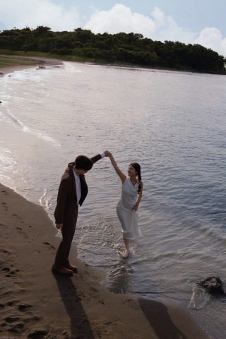 岩場の隙間から望む海と、きらめく水面に浮かぶおふたりの姿。自然がつくる光と影を生かし、まるで映画のワンシーンのように切り取ります。壮大な景色の中にもふたりの存在が美しく際立つ、印象深い一枚です。