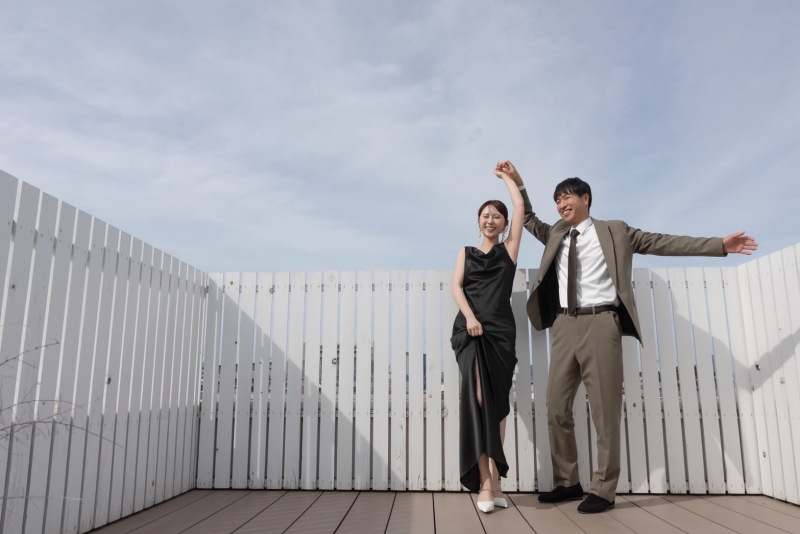 New シエルスタジオ屋上白い柵が可愛らしい屋上では、開放感あふれる自然なショットがとてもお似合いです。シンプルなドレスであればあるほど映える場所なので、Newシエルスタジオでは2着以上の撮影が◎