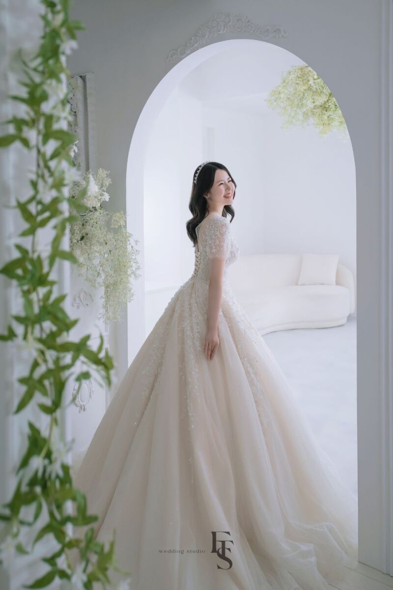 【昼東京駅+ファーストアルバムプラン】洋装２着、東京駅＋ファーストスタジオの２箇所撮影