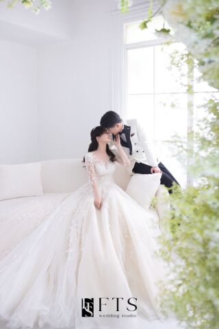 1月：満枠、２月残少【ドレス＋１着撮影プレゼント！】《洋装２着アルバムプラン》ドレス３着、タキシード２着、２箇所スタジオ撮影