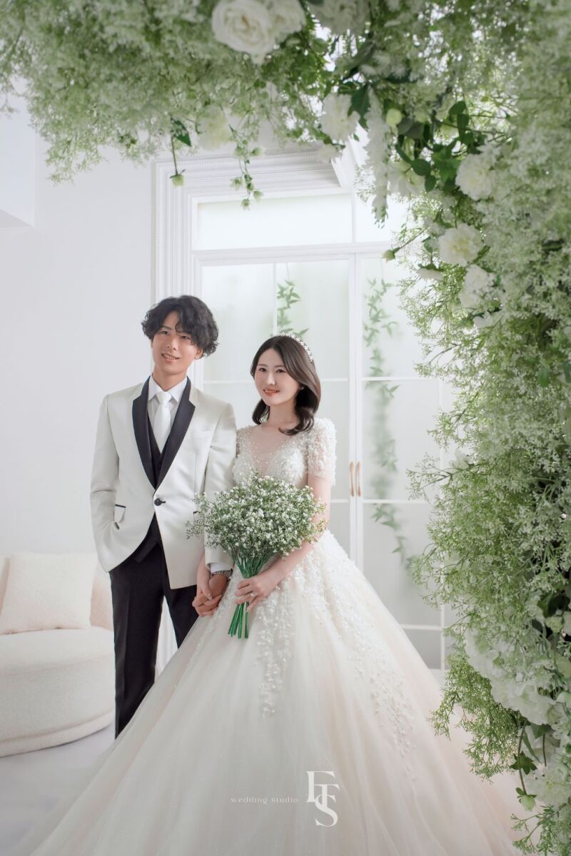 【昼東京駅+ファーストアルバムプラン】洋装２着、東京駅＋ファーストスタジオの２箇所撮影