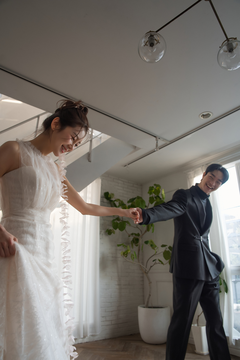 《New シエル2着アルバムプラン》洋装2着、本場韓国の挙式用で使用されるキラキラドレスを着用できるのはNewシエルのみ!