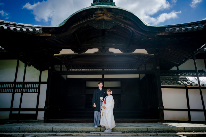 大玄関を背景に