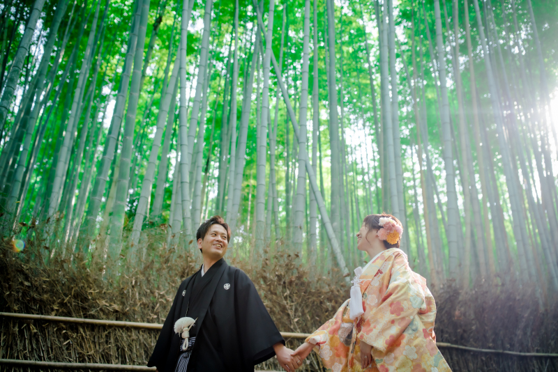 手をつないで歩いて