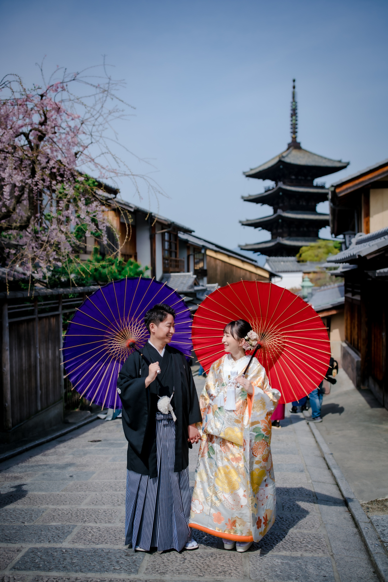 五重の塔を背景に