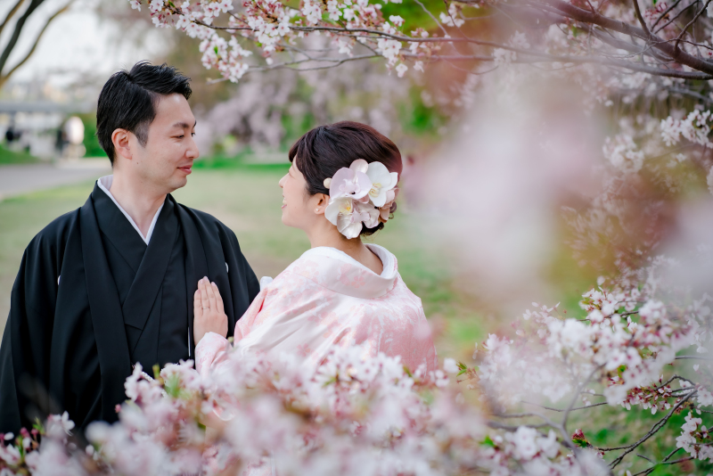 桜の中にいるお二人♡