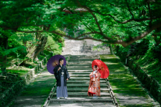 爽やかな緑と落ち着いた寺院での和装ロケ