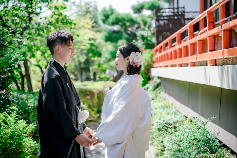 手を取り合い...