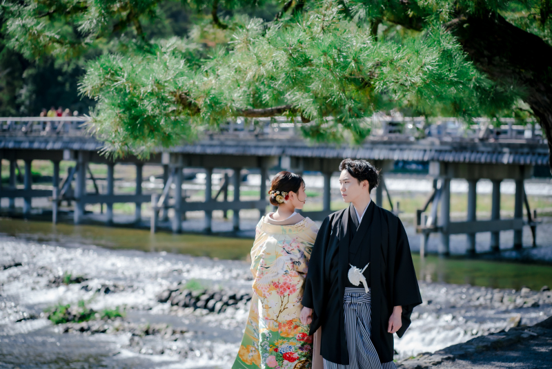 渡月橋をバックに