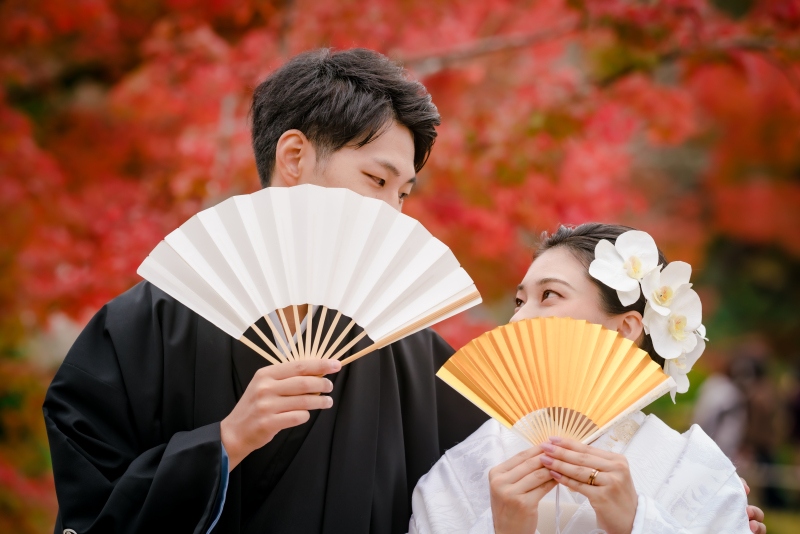 扇子で口元かくしショット