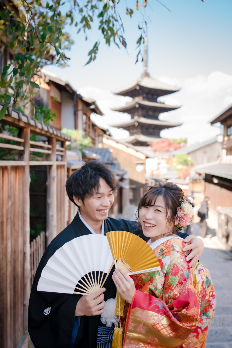 扇子を広げてにっこり笑顔！