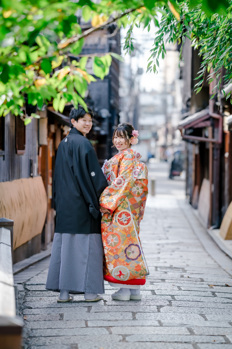 橋の向こうに広がる石畳