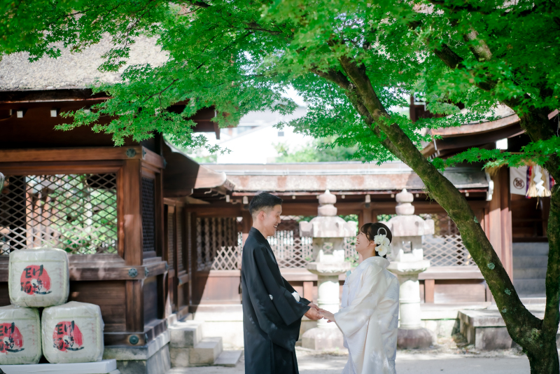 手をとって笑顔