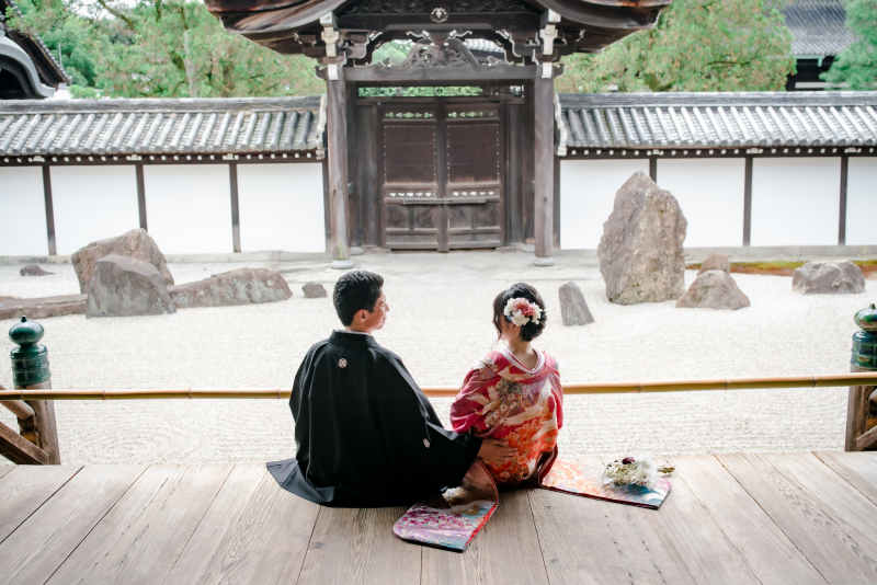 縁側に腰掛けて