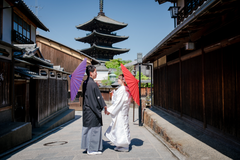 番傘を持って見つめ合うお二人!