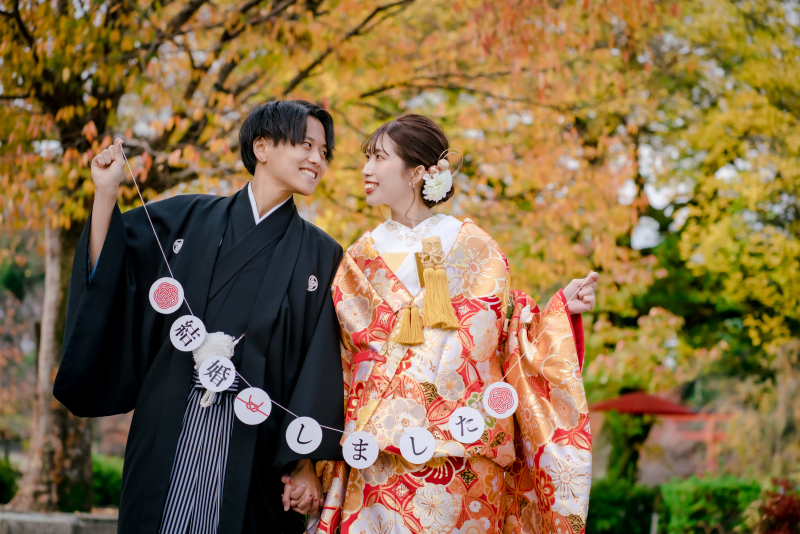 黄色の紅葉と色小物がマッチ♪