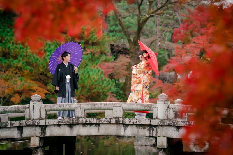 池に架かる石橋にて&hellip;