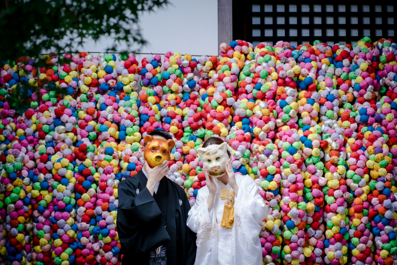 カラフルな世界観でお面ショット♡