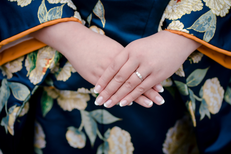 手元ショットで指輪がキラリ！