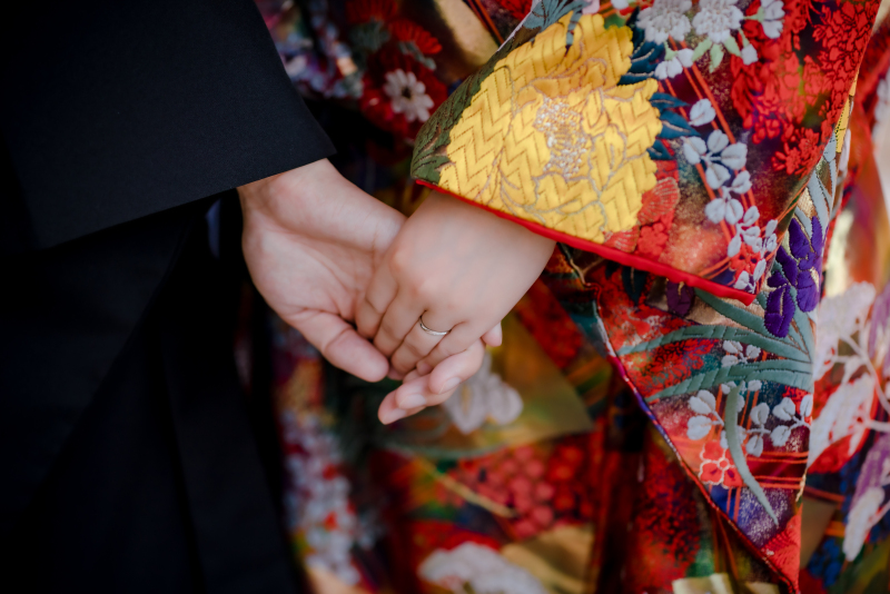 手を取り合って