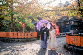 色づく葉と京の街並み