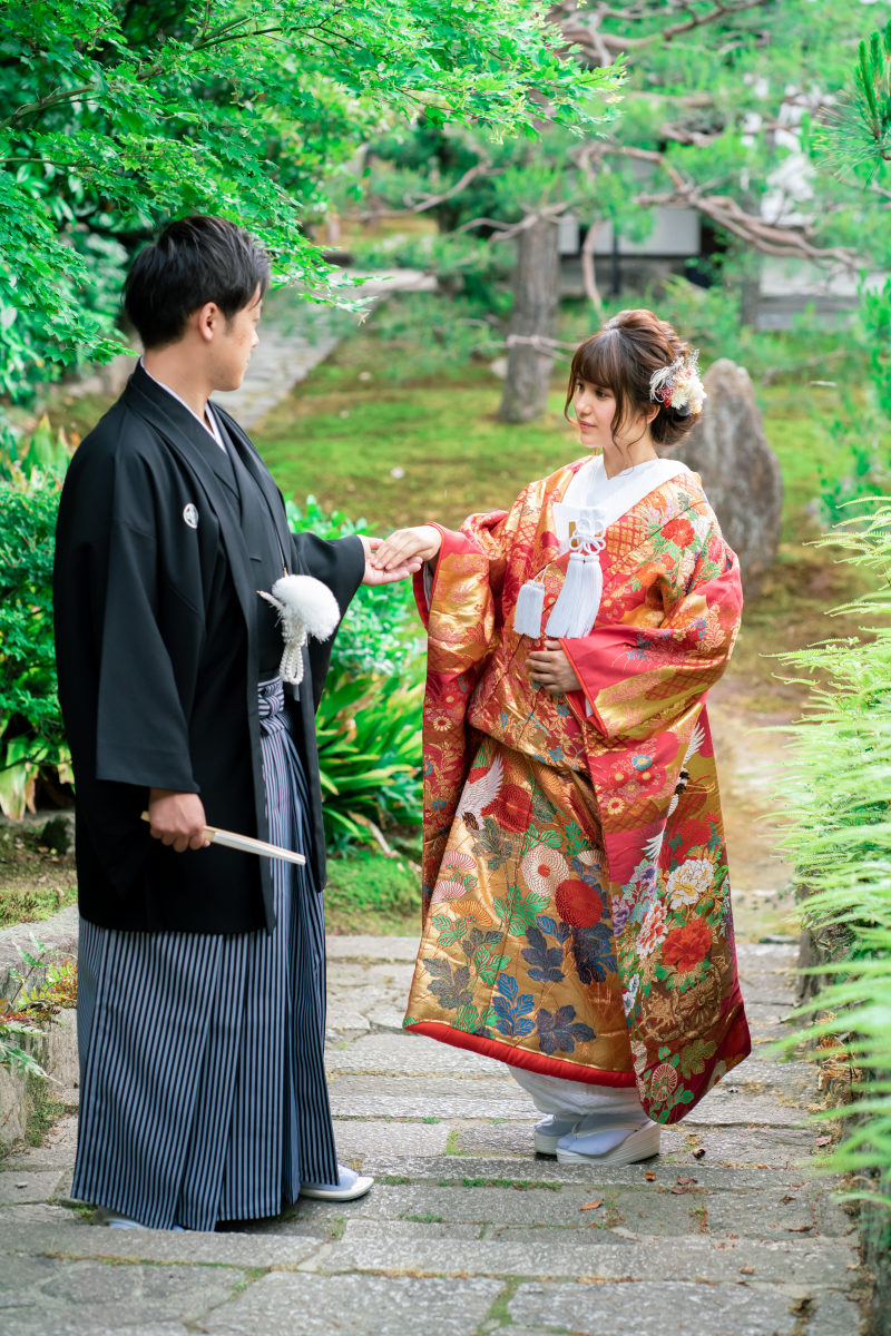 手と手をとって